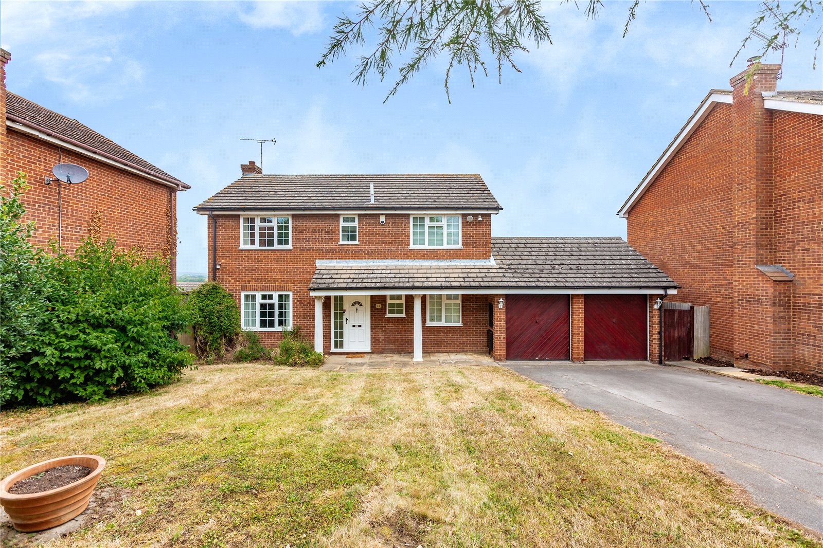 Spacious 4-Bedroom Family Home with Double Garage & Conservatory in Prime Location
